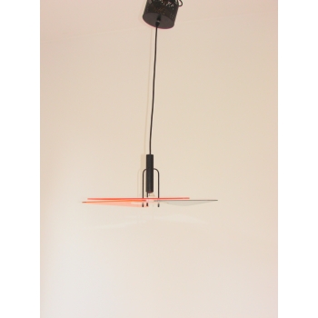 Geometryczna lampa wisząca w stylu Memphis.